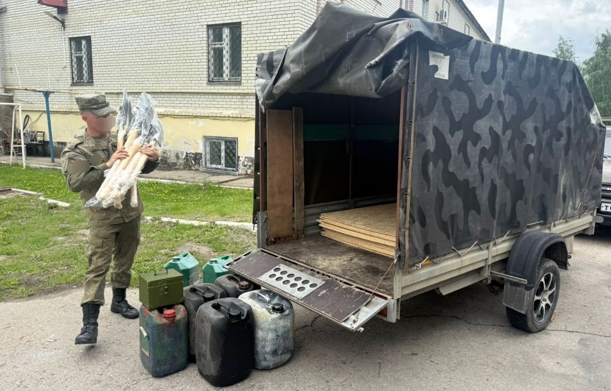 Работают без устали ради победы: саратовские волонтеры снабжают бойцов браслетами и пятиточечниками